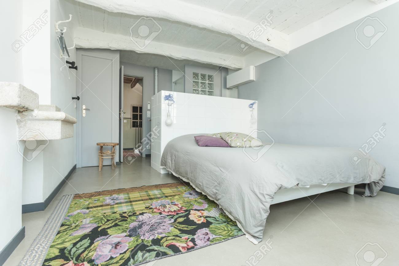 Innenansicht Der Weißen Rustikalen Schlafzimmer. Lizenzfreie Fotos ... Innenansicht Der Weißen Rustikalen Schlafzimmer. Lizenzfreie Fotos ...