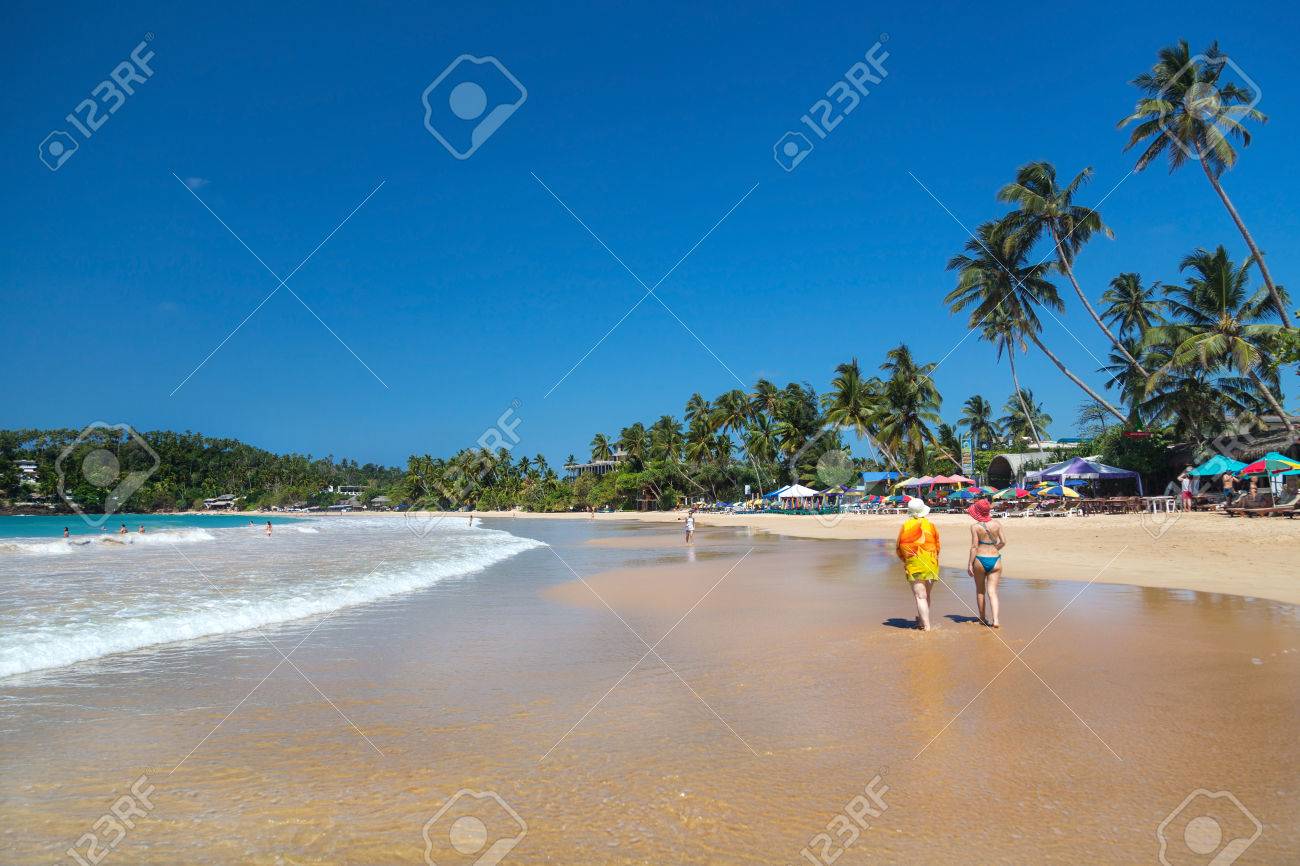 Weligama Sri Lanka 5 Mars 2014 Les Touristes à Pied Sur La Magnifique Plage De Sable Tourisme Et La Pêche Sont Deux Activités Principales Dans Ce