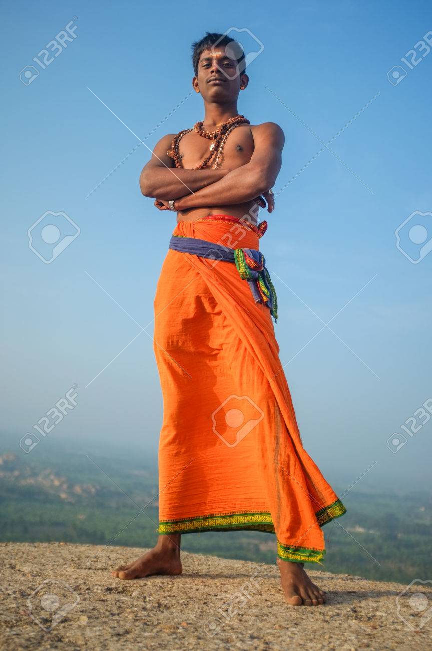 タイ、インド少女ヌード画像 KAMALAPURAM, インド - 03 2 月: 宗教的なネックレスと丘の上にルンギにビンディ インド巡礼の写真素材・画像素材 Image  54468173