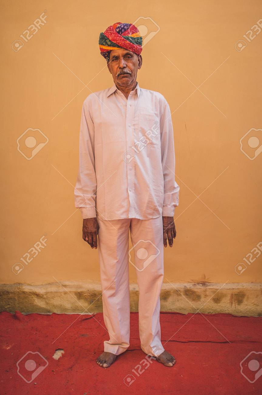 Godwar Region India 15 De Febrero 15 Hombre Indio Ancianos Plantea En Frente De La Pared En Blanco En La Alfombra Roja Vistiendo Traje Blanco Y Colorido Turbante Publicar Procesada Con