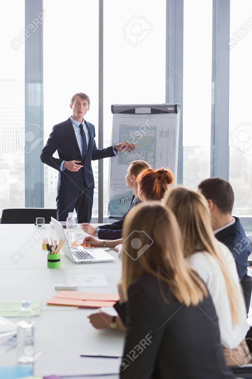 moderne büro grundrisse grundriss einfamilienhaus businessmann mit grundriss während in der modernen büro treffen standardbild mit während in der modernen treffen moderne büro grundrisse grundriss einfamilienhaus businessmann mit grundriss während in der modernen büro treffen standardbild mit während in der modernen treffen