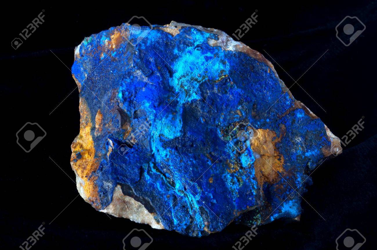 黒の背景に分離で鉱山から藍銅鉱石 の写真素材 画像素材 Image 黒の背景に分離で鉱山から藍銅鉱石 の写真素材 画像素材 Image
