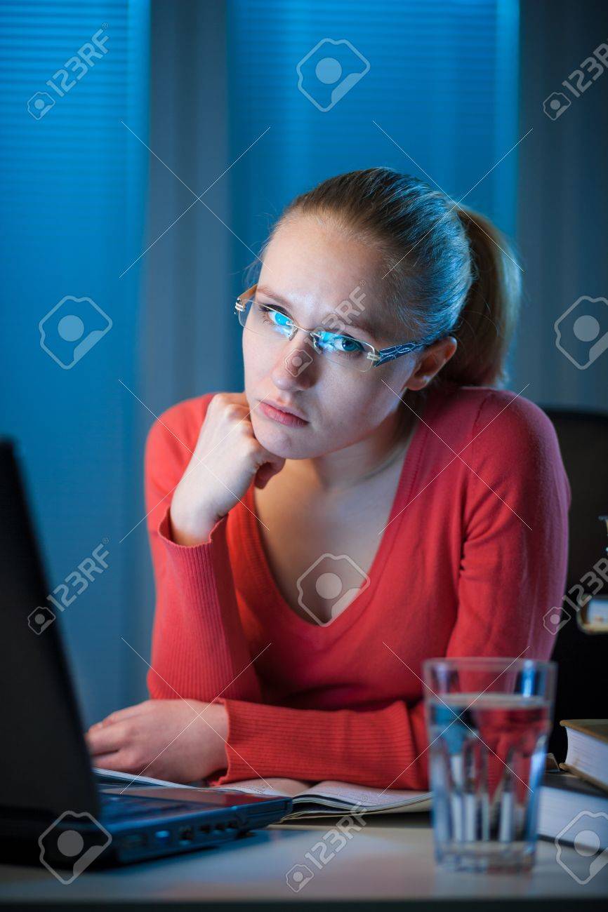Avoir Images Jeune Etudiant S Ennuie College Feminin Etudier Mal A Tard Le Soir le plus cool salutations