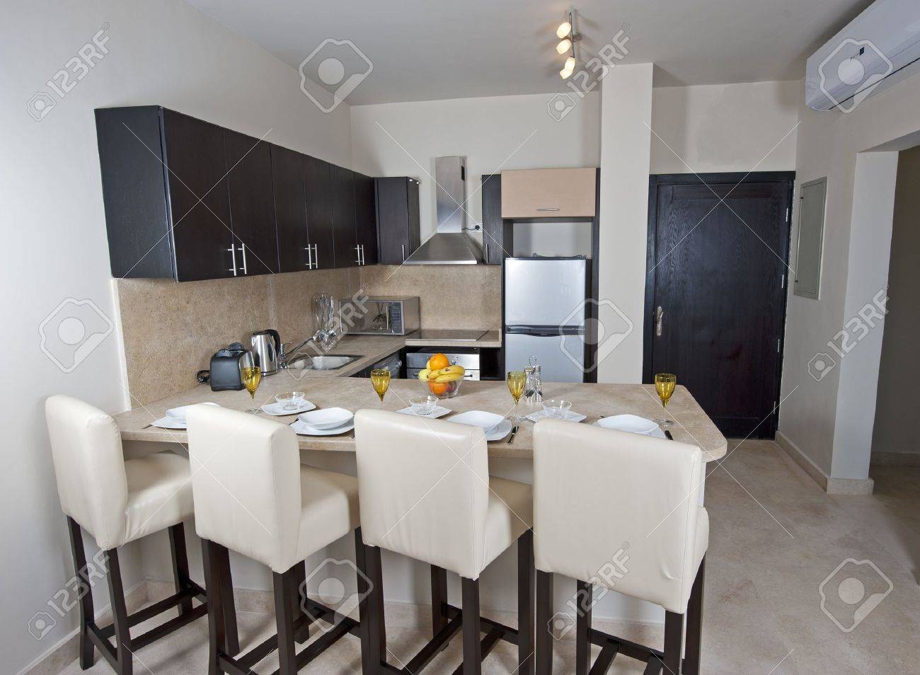 高級マンションのキッチン エリア の写真素材 画像素材 Image