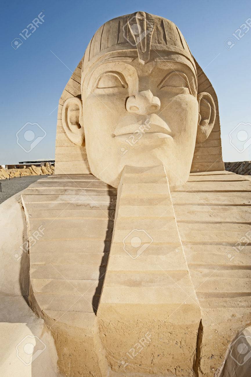 大規模な砂の彫刻砂市テーマパーク青空背景でエジプトの