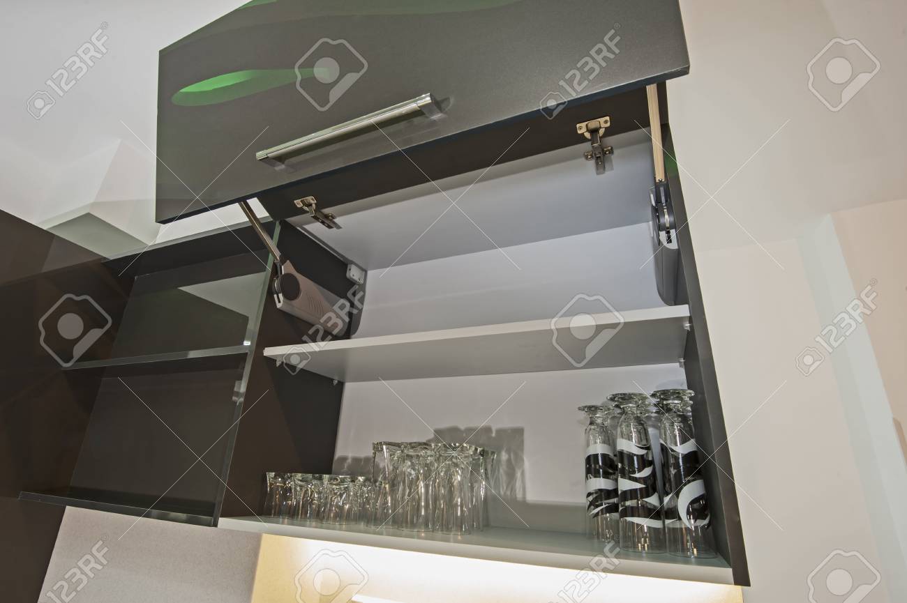 蝶番を付けられた壁の食器棚ユニットと高級アパート ショールームでインテリア デザイン装飾を示すモダンなキッチン の写真素材 画像素材 Image 蝶番を付けられた壁の食器棚ユニットと高級アパート ショールームでインテリア デザイン装飾を示すモダンなキッチン の写真素材 画像素材 Image