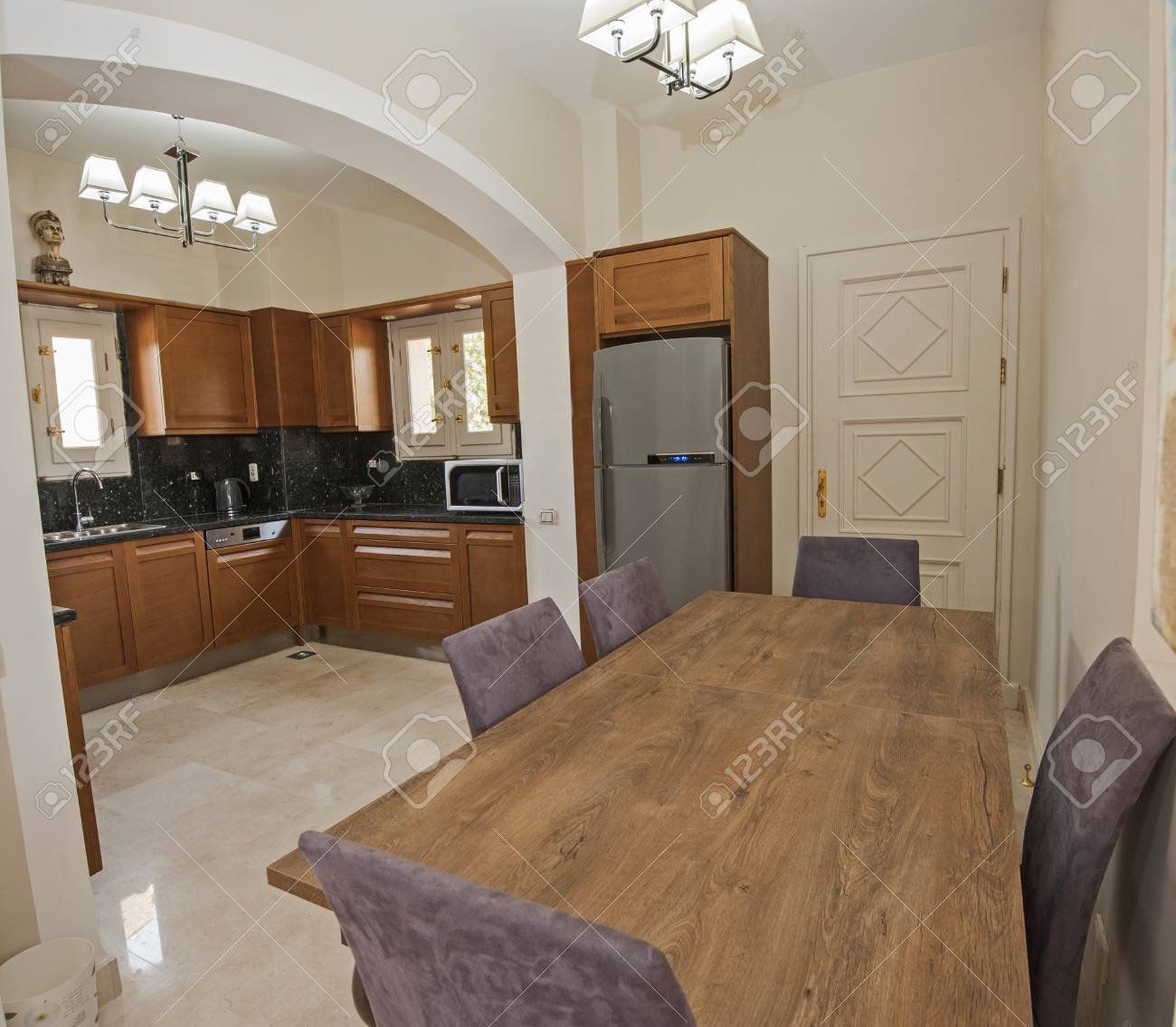 Küche Und Essbereich In Luxus-Wohnung Zeigen Nach Hause Zeigt ... Küche Und Essbereich In Luxus-Wohnung Zeigen Nach Hause Zeigt ...