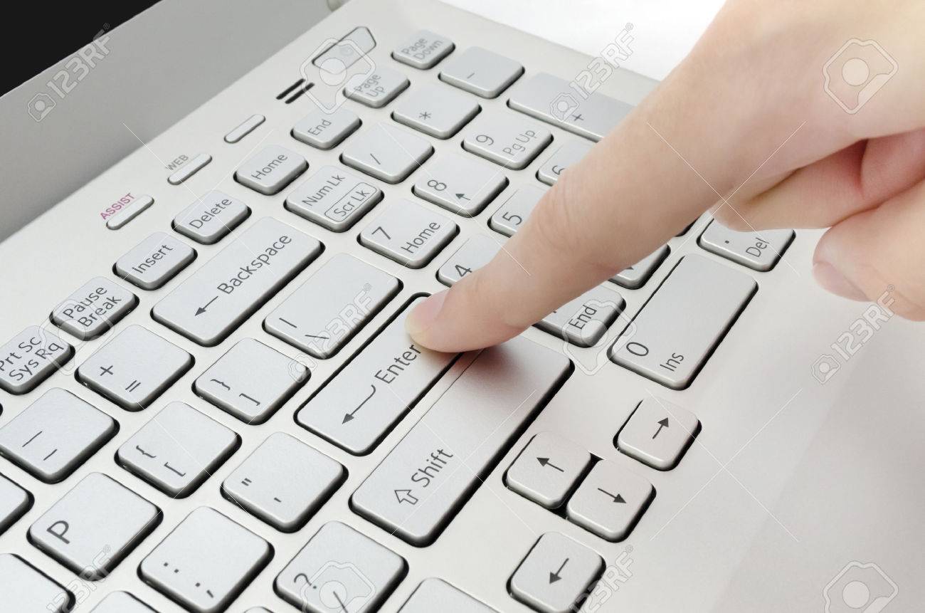 ノート パソコンのキーボード上の Enter ボタンを押す指 の写真素材 画像素材 Image