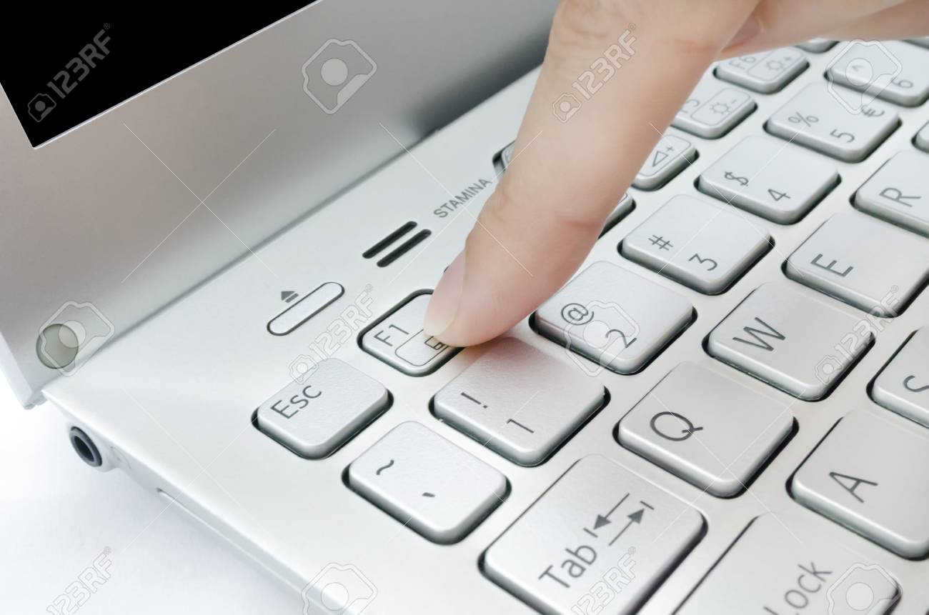 ノート パソコンのキーボードのヘルプ ボタンを押す指 の写真素材 画像素材 Image