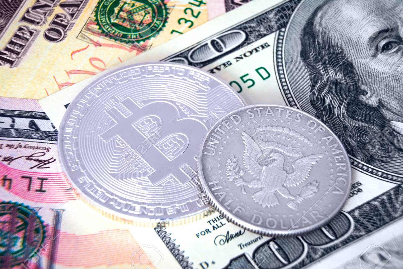 Bitcoin De Plata Y Moneda De 50 Centavos Sobre Billetes En Dólares Fotos,  retratos, imágenes y fotografía de archivo libres de derecho. Image 86673501