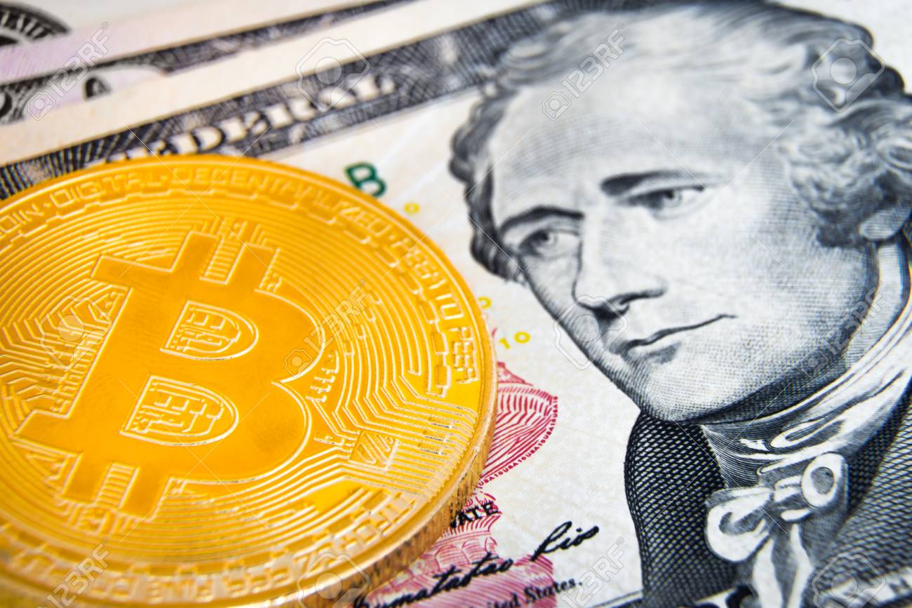 Bitcoin 10 달러 지폐에 누워입니다. 미국 재무부 장관 알렉산더 해밀턴 (Alexander Hamilton)은 황금 암호 화  동전으로 은행권을 본다. 로열티 무료 사진, 그림, 이미지 그리고 스톡포토그래피. Image 86584937
