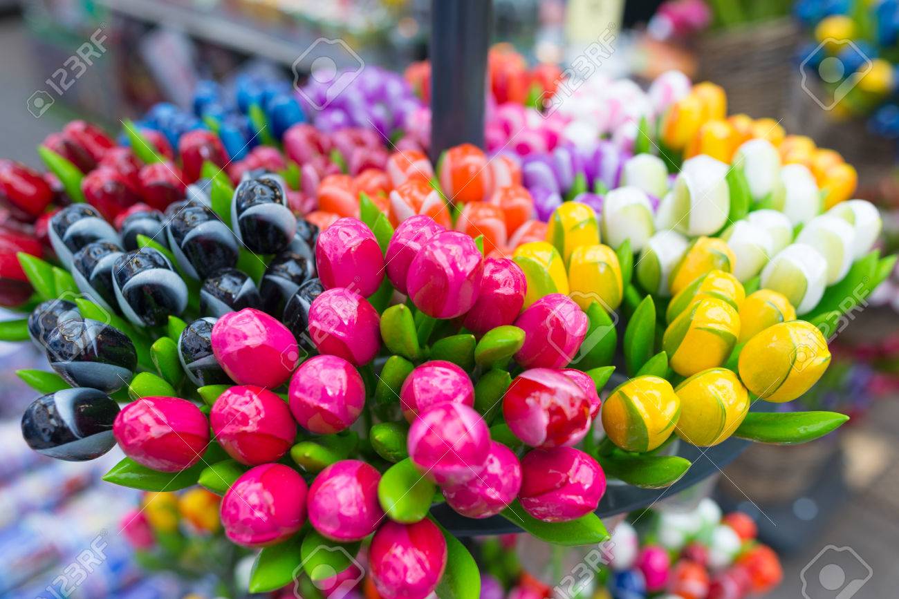 Tulipes En Bois Colores Souvenirs Traditionnels D Amsterdam Pays Bas Banque D Images Et Photos Libres De Droits Image 86584942