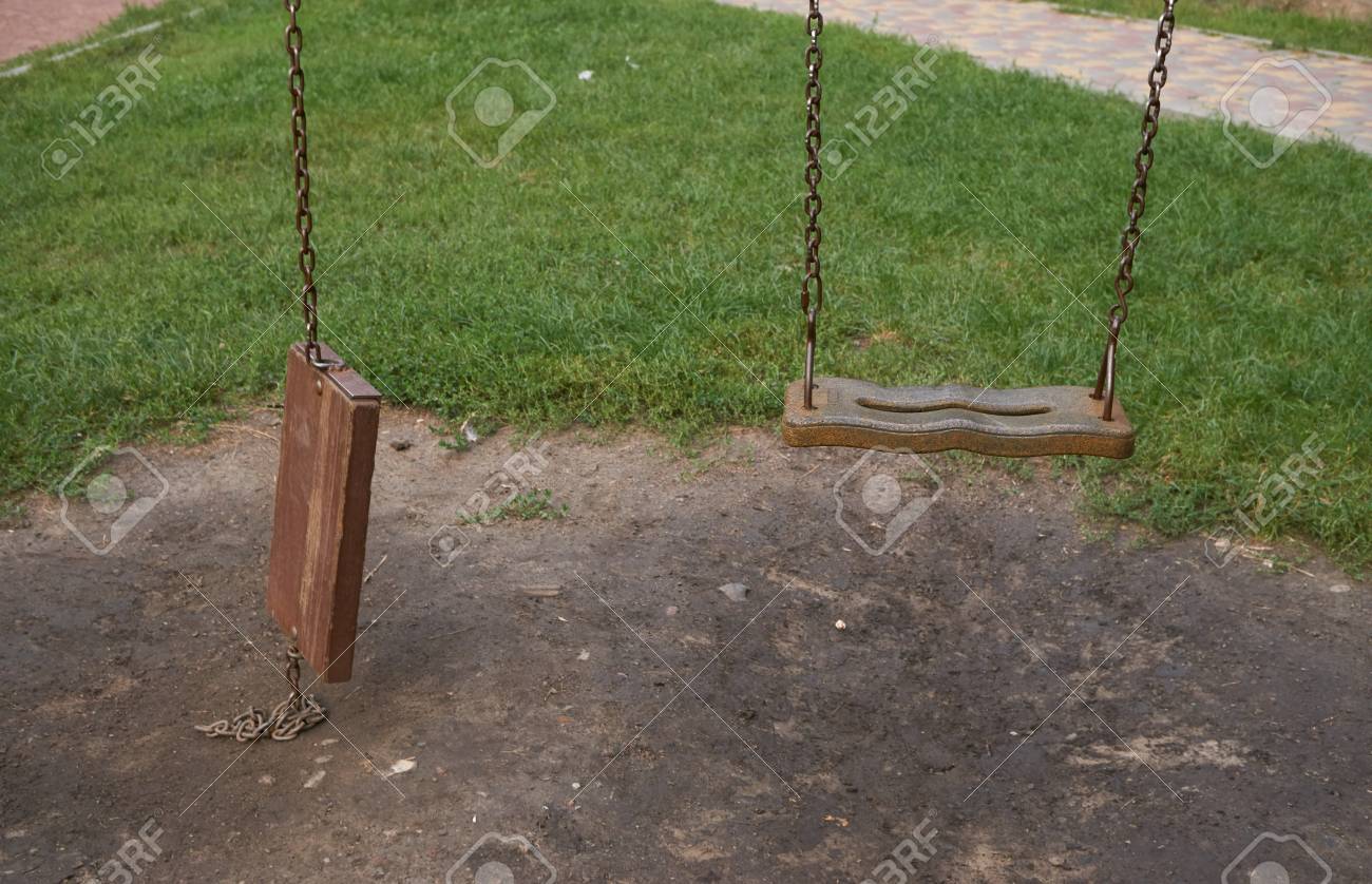 2 つの子供の遊び場のブランコを空します 1 つ壊れて 1 つのチェーンにぶら下がっています の写真素材 画像素材 Image 2 つの子供の遊び場のブランコを空します 1 つ壊れて 1 つのチェーンにぶら下がっています の写真素材 画像素材 Image