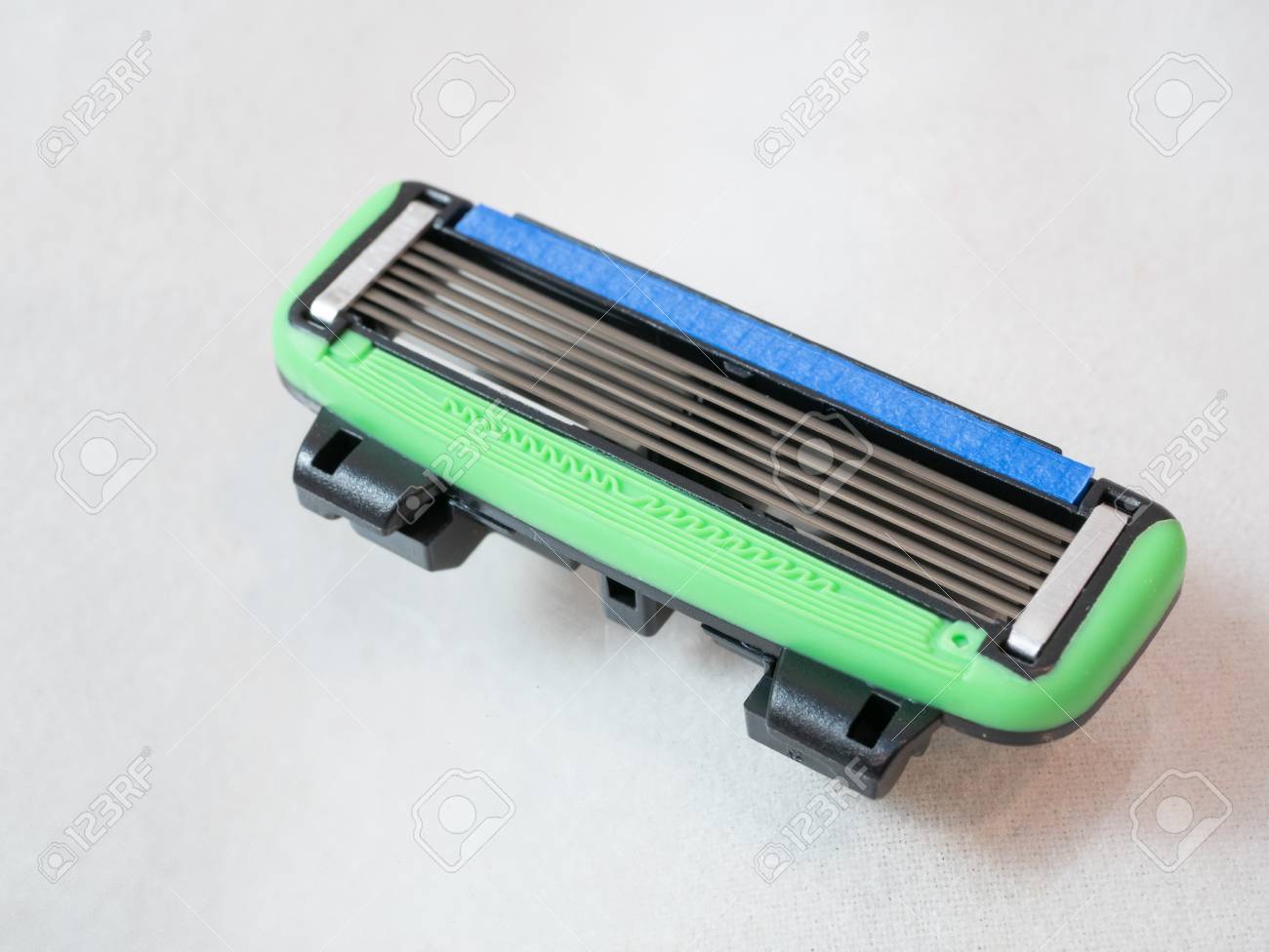 razor blade for facial hair