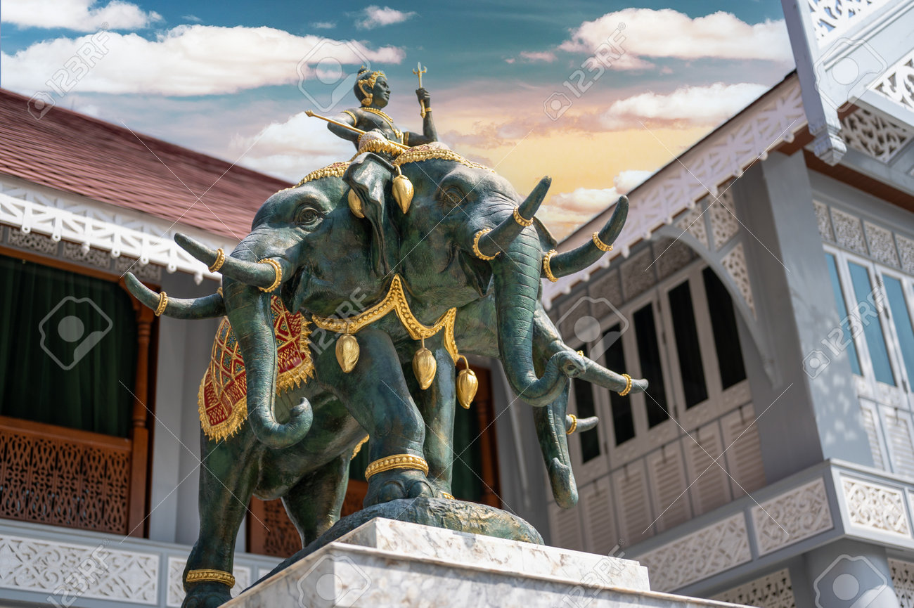 3頭神エラワンに乗るインドラ神銅像 バンコク、タイ- 2023年2月4