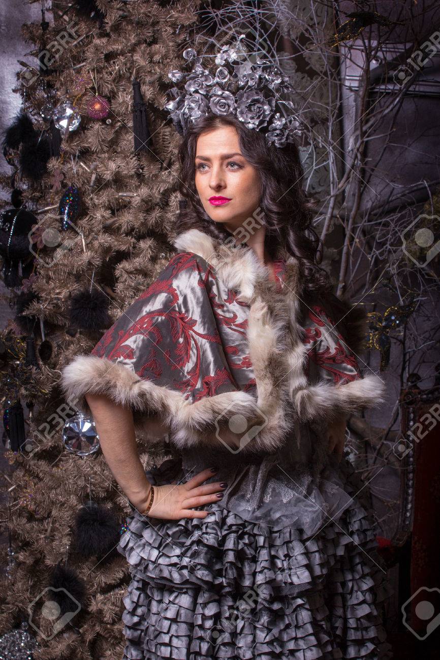 かなりブルネットの女性ロシア歴史ビンテージ ドレス ステージで作るクリスマス ツリーの背景色 の写真素材 画像素材 Image