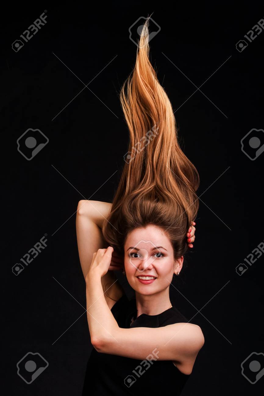 粋な華やかなヘアスタイルを髪でクローズ アップの肖像画の若い美しい女性 黒の背景 の写真素材 画像素材 Image