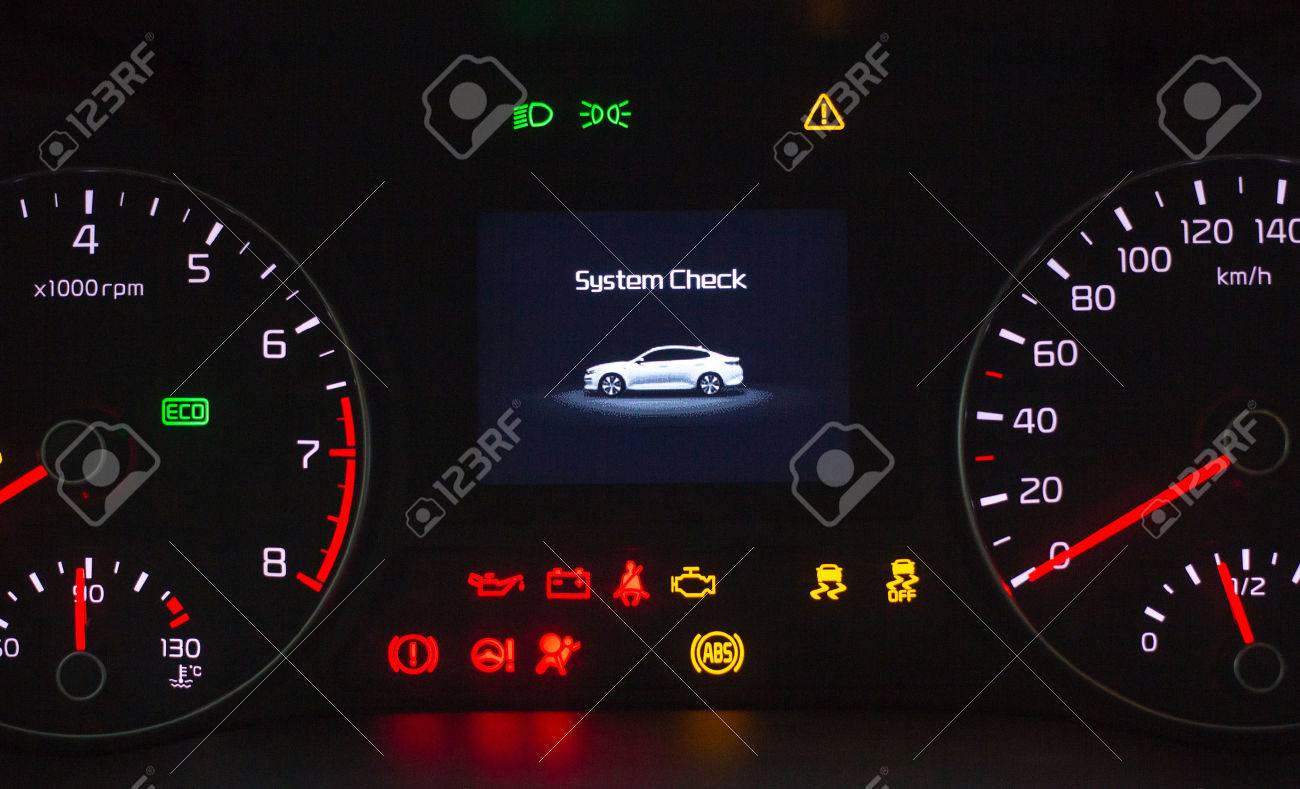 エンジン起動時にシステム チェック スピード メーターとタコメーターを車のダッシュ ボードに追加の楽器 の写真素材 画像素材 Image