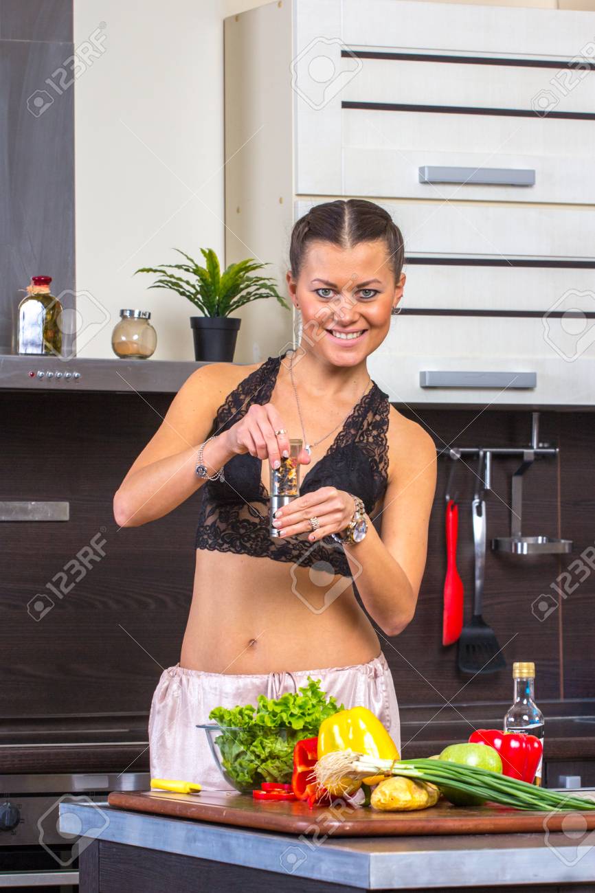 Gesundes Essen Vegetarisches Essen Kochen Und Menschen Konzept Nahaufnahme Von Jungen Frau Gewurz Gemuse Salat Mit Salz Oder Pfeffer Zu Hause Lizenzfreie Fotos Bilder Und Stock Fotografie Image 70201104