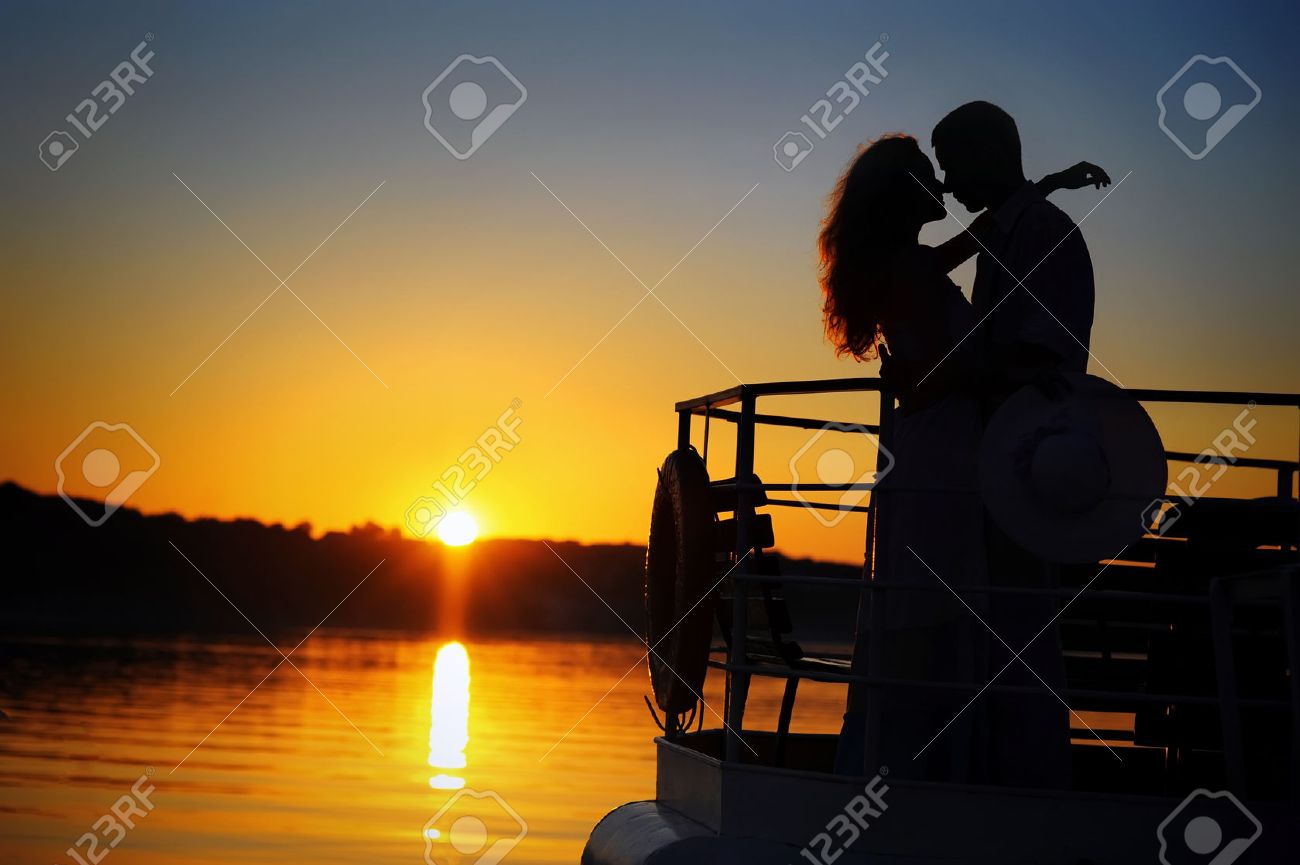 Romantische Silhouette Paar Auf Dem Schiff Bei Sonnenuntergang Kussen Lizenzfreie Fotos Bilder Und Stock Fotografie Image 51033000