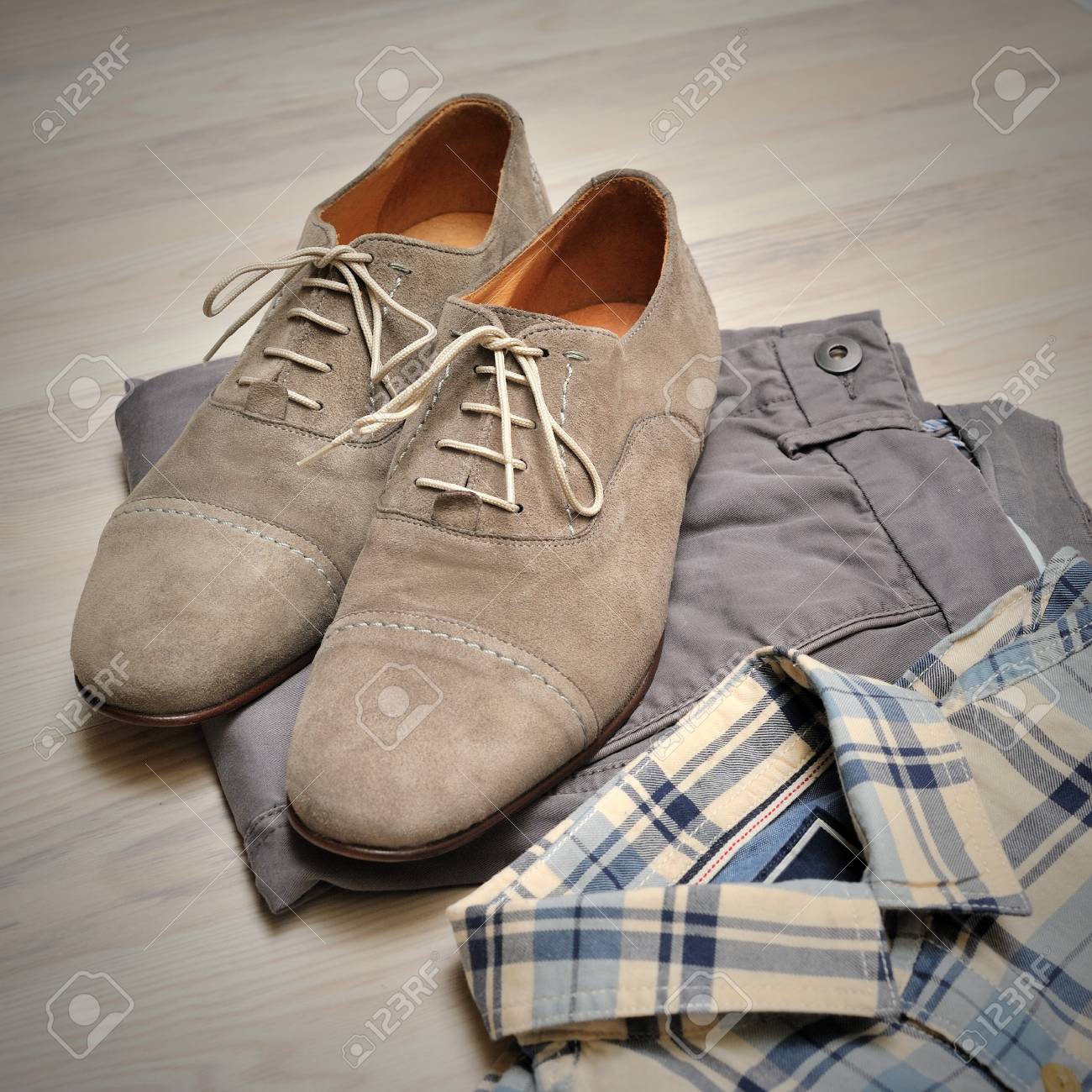 Pantalones Beige Camisa A Cuadros Y Zapatos De Gamuza Gris Vista