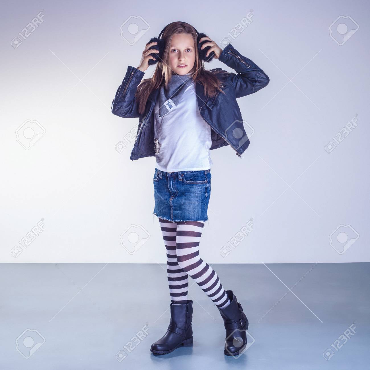 若い 10 代のおしゃれなポーズの女の子 Studio では カメラを見てします の写真素材 画像素材 Image