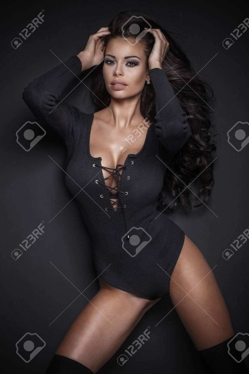 Schwarze Frauen in sexy Kleidern Schwarze Frauen in sexy Kleidern
