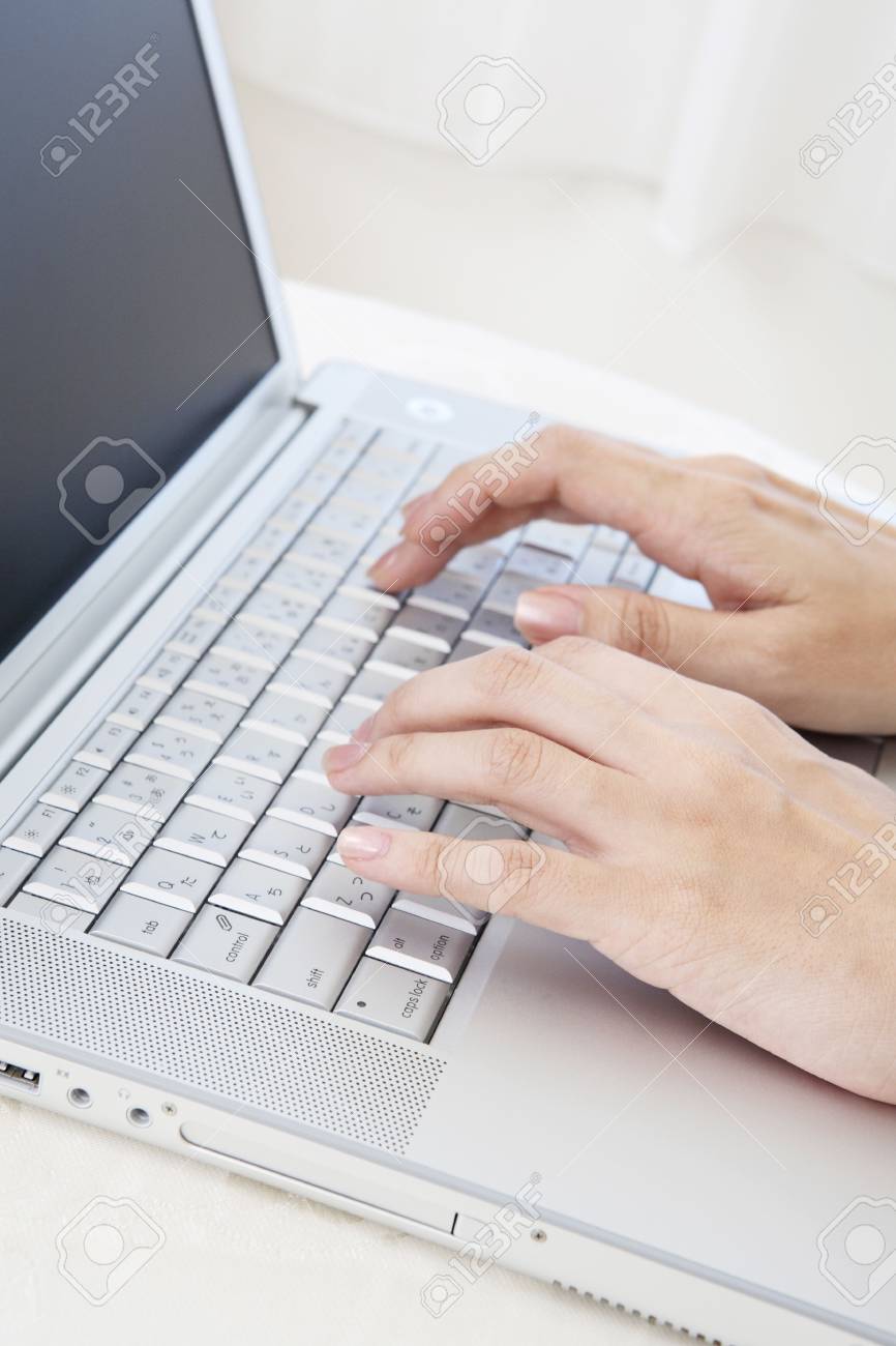 キーボードを打つ手 の写真素材 画像素材 Image キーボードを打つ手 の写真素材 画像素材 Image