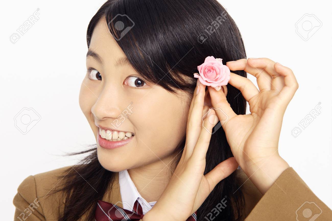 花を髪飾りとして身に着けている女子高生 の写真素材 画像素材 Image 花を髪飾りとして身に着けている女子高生 の写真素材 画像素材 Image