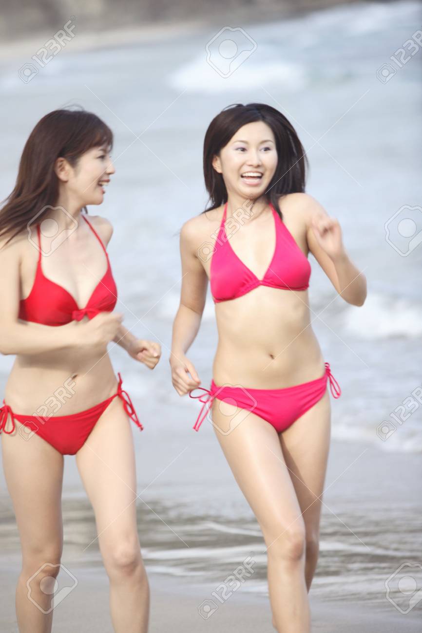Las Mujeres Japonesas En Traje De Baño Fotos, retratos, imágenes y  fotografía de archivo libres de derecho. Image 39739747