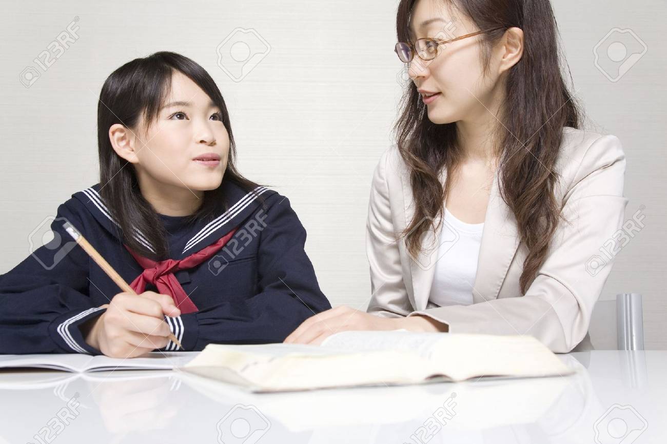 日本の女子高生と彼女のプライベートの先生 の写真素材 画像素材 Image