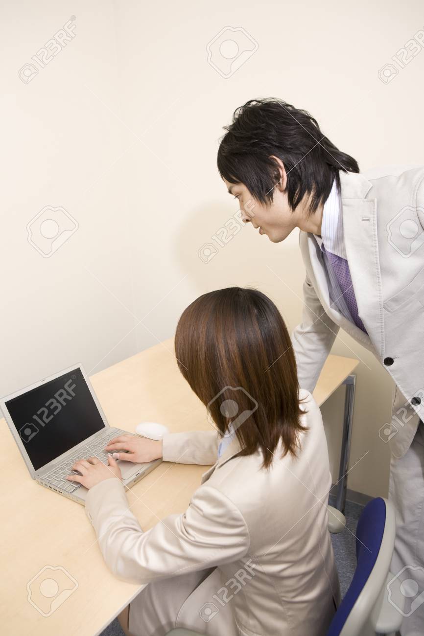 Ol とパソコンに向かってビジネスマンの後姿 の写真素材 画像素材 Image