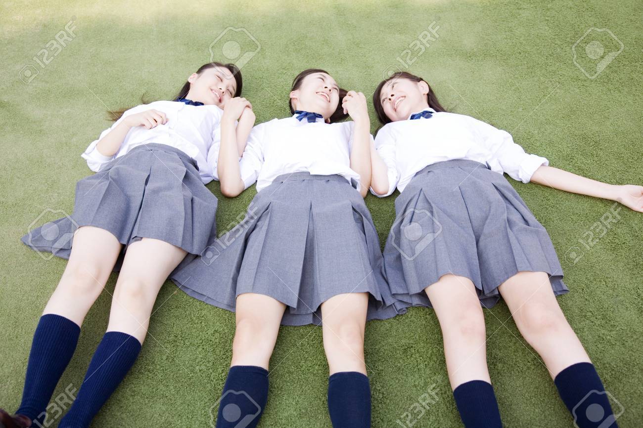 寝転がる自体でダウンしている校庭に女子高校生 の写真素材 画像素材 Image