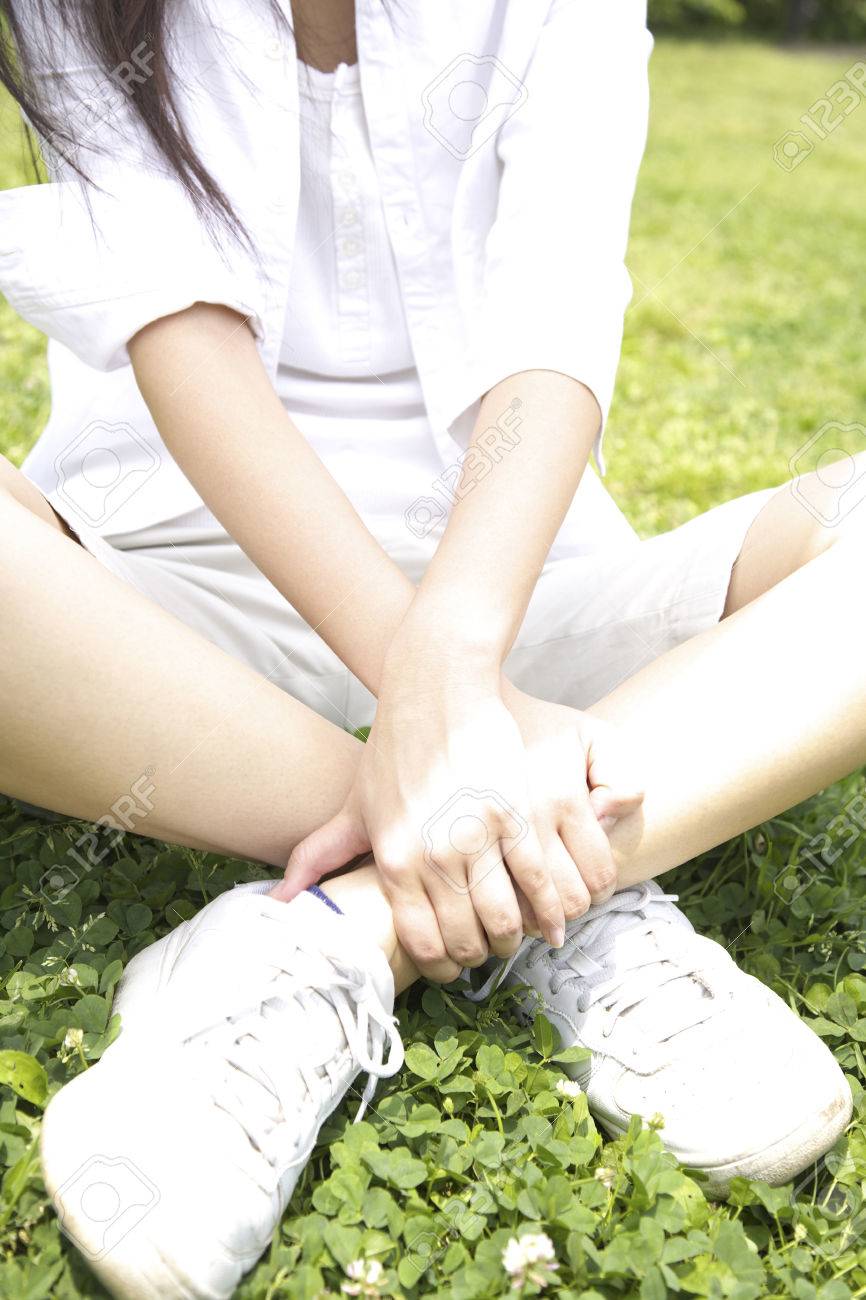 公園で あぐらに欠けている女性 の写真素材 画像素材 Image 公園で あぐらに欠けている女性 の写真素材 画像素材 Image