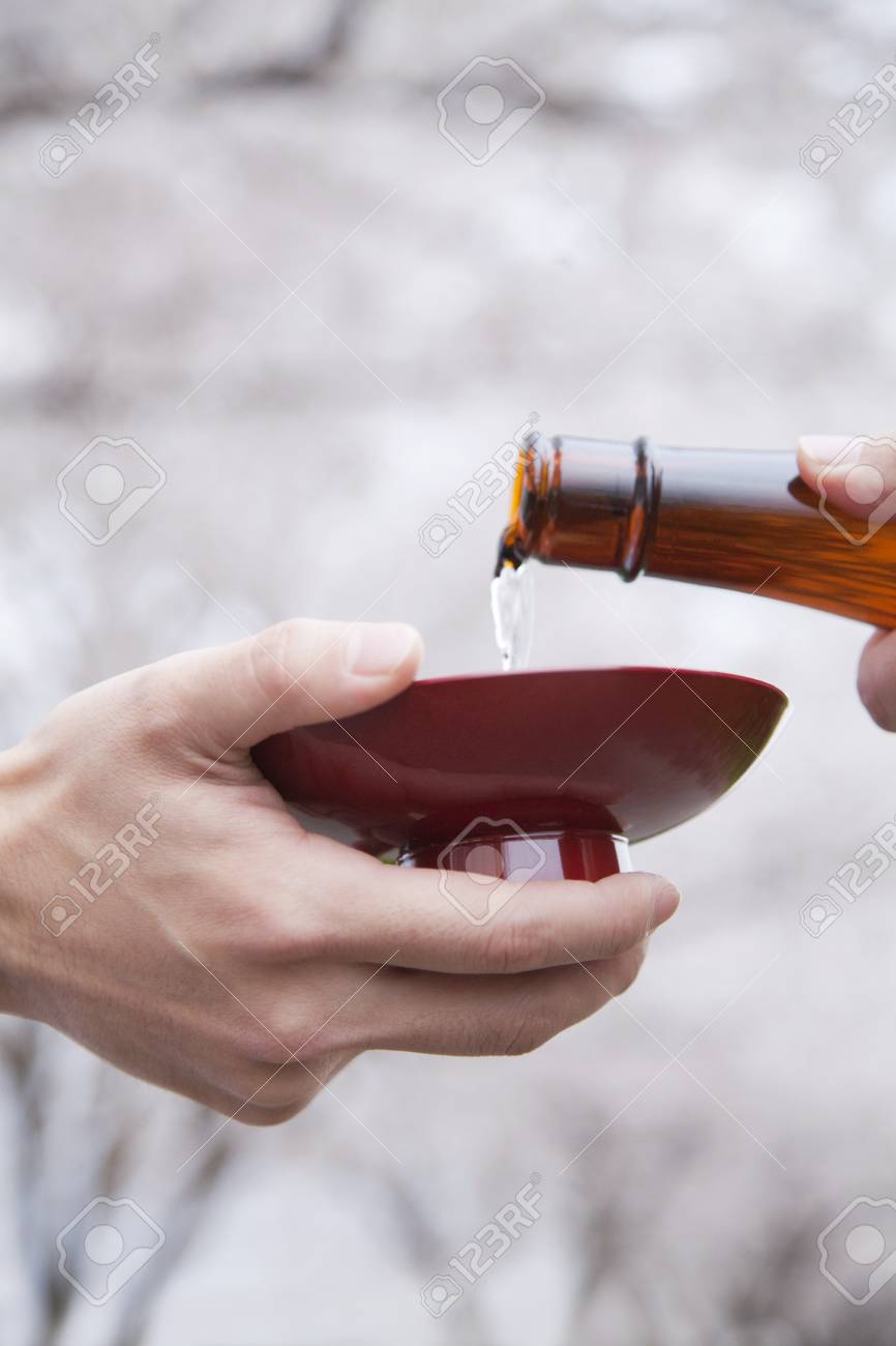 酒を注ぐ