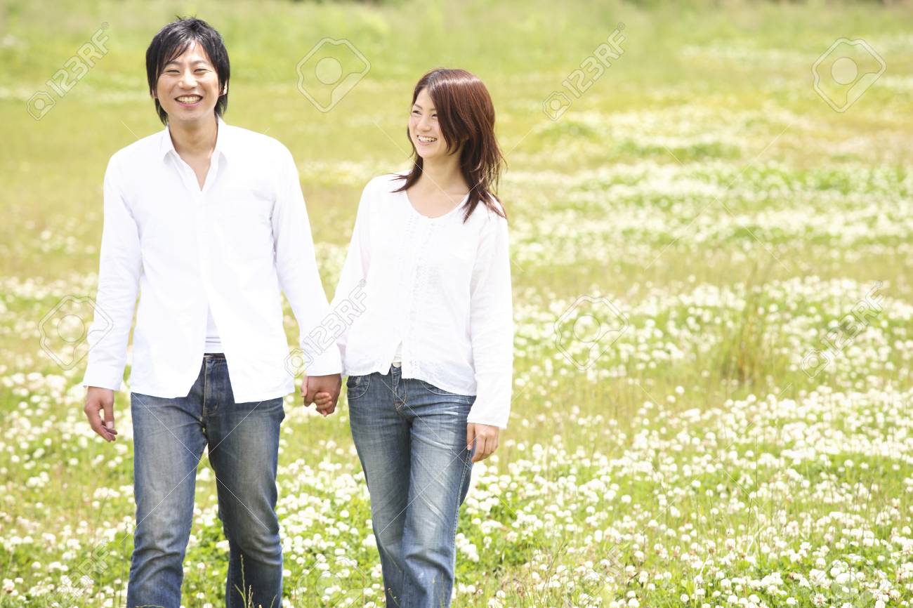 手をつないで歩くカップル の写真素材 画像素材 Image