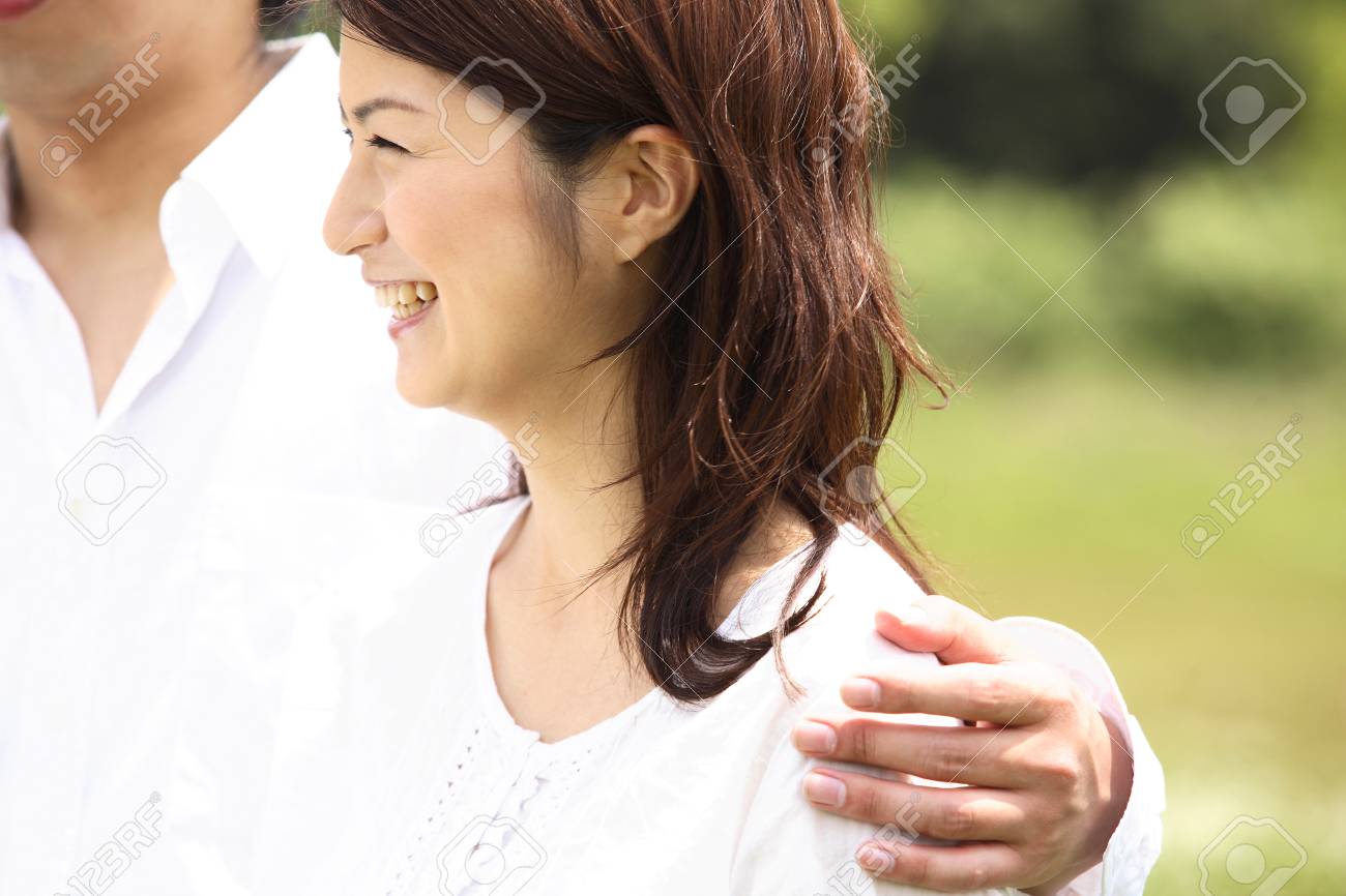 彼氏の手が彼女を抱っこ の写真素材 画像素材 Image