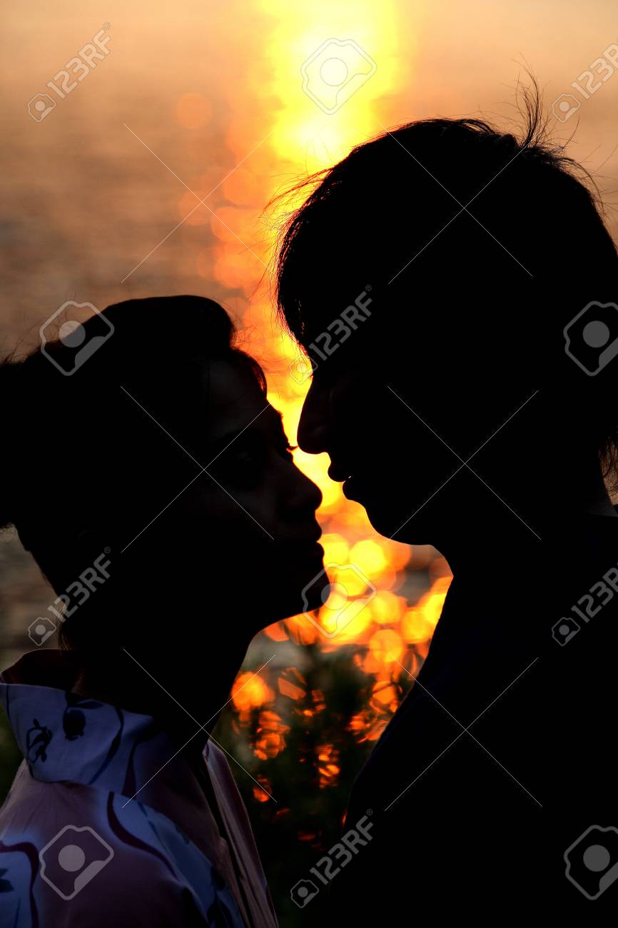 浴衣カップルのシルエット の写真素材 画像素材 Image