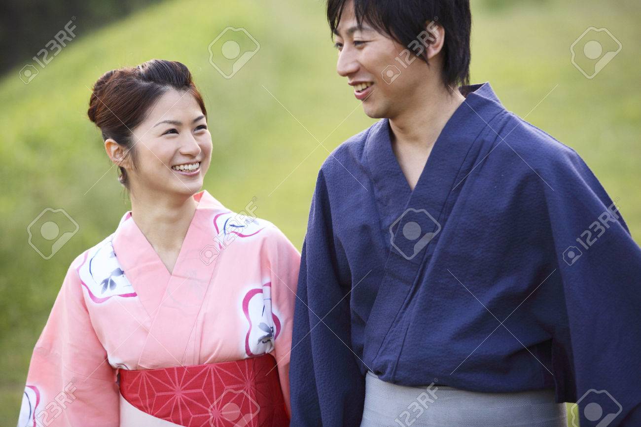 浴衣カップルを歩く の写真素材 画像素材 Image