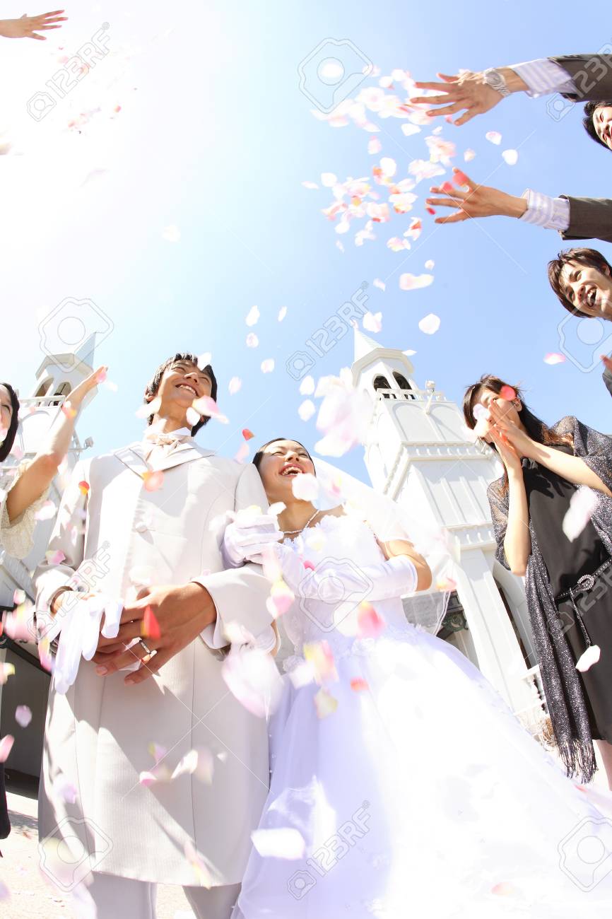 フラワー シャワーの祝福を受ける新郎新婦 の写真素材 画像素材 Image