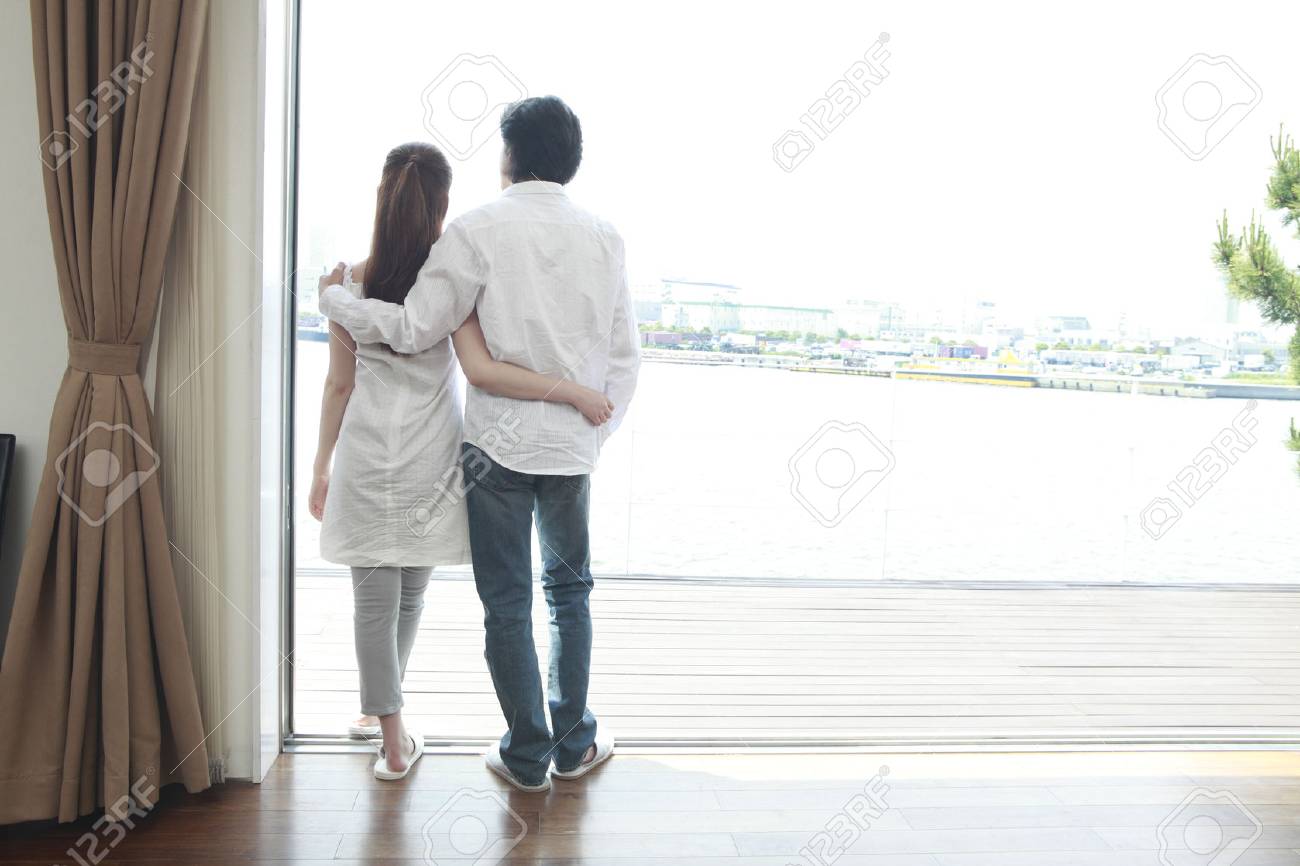 カップルの後姿は ウィンドウ見てください の写真素材 画像素材 Image カップルの後姿は ウィンドウ見てください の写真素材 画像素材 Image