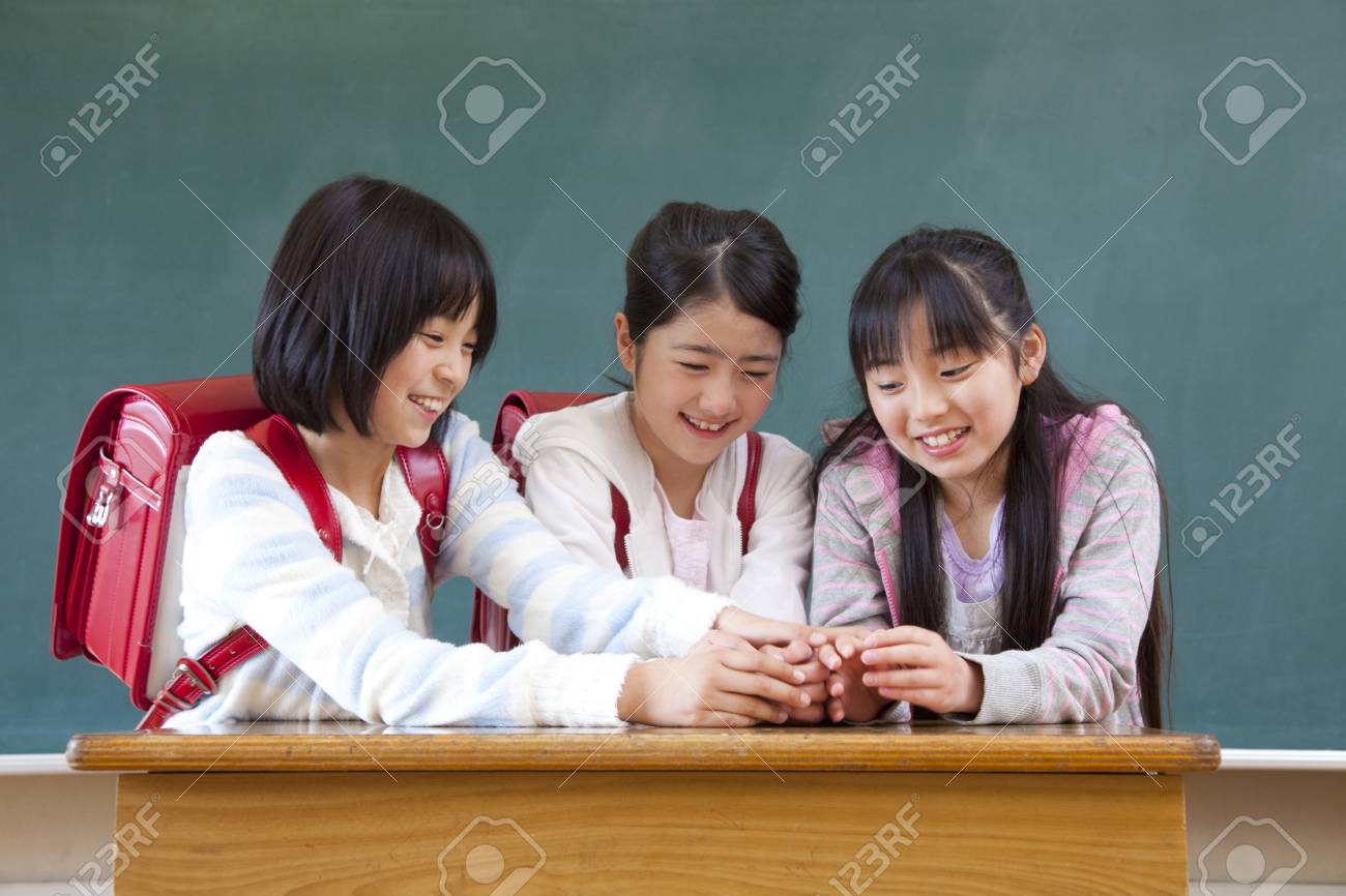 指でゲームで小学校の女の子 3 人 の写真素材 画像素材 Image