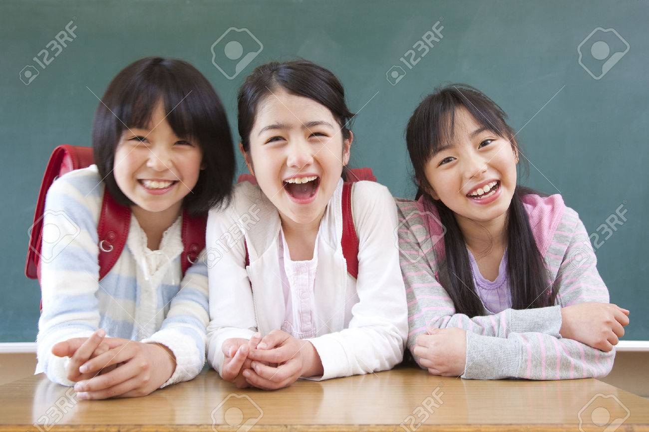 黒板の前で笑うこと小学生女の子 3 人 の写真素材 画像素材 Image