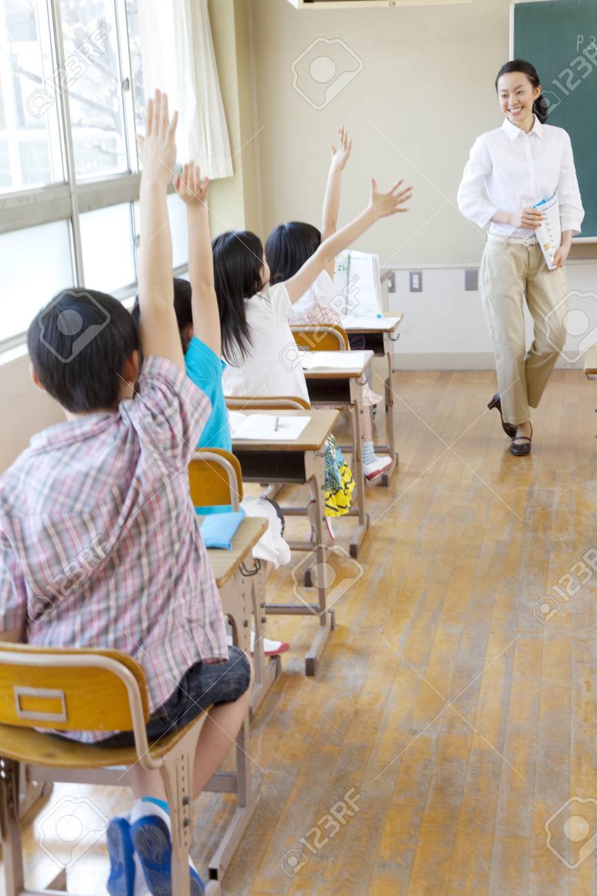 4 つの小学生クラスで挙手を後ろから の写真素材 画像素材 Image