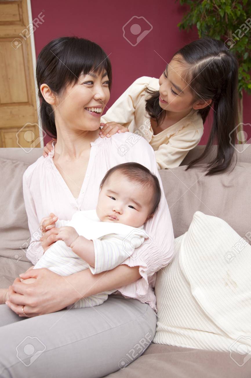 赤ちゃんを抱っこする母親の肩に手を置くの娘 の写真素材 画像素材 Image 赤ちゃんを抱っこする母親の肩に手を置くの娘 の写真素材 画像素材 Image