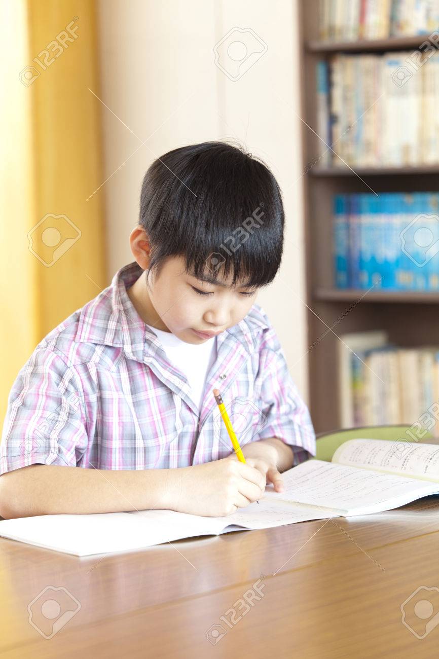 図書館で勉強する男子小学生 の写真素材 画像素材 Image