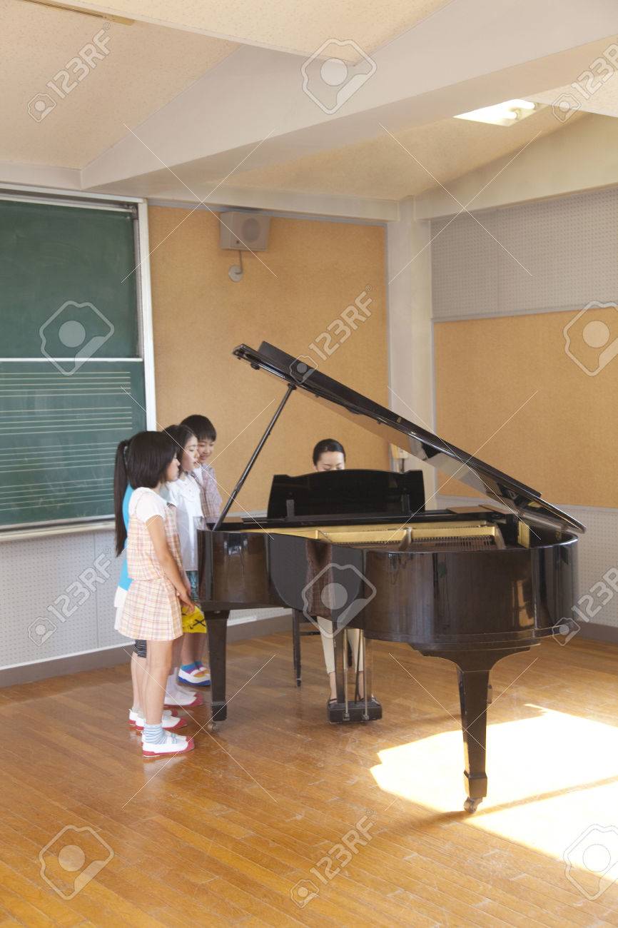 小学生音楽室で合唱団の練習へ の写真素材 画像素材 Image