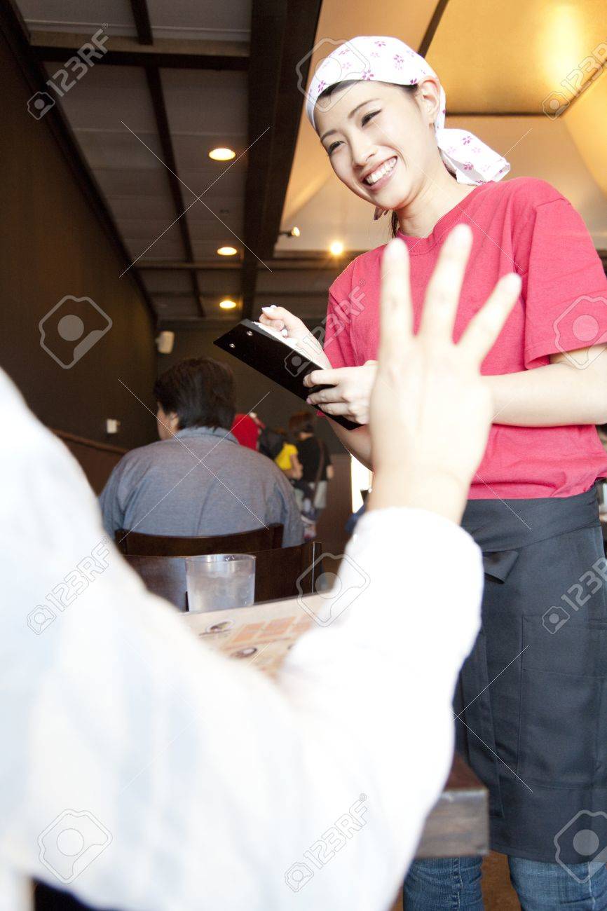 店員が注文を取る の写真素材 画像素材 Image