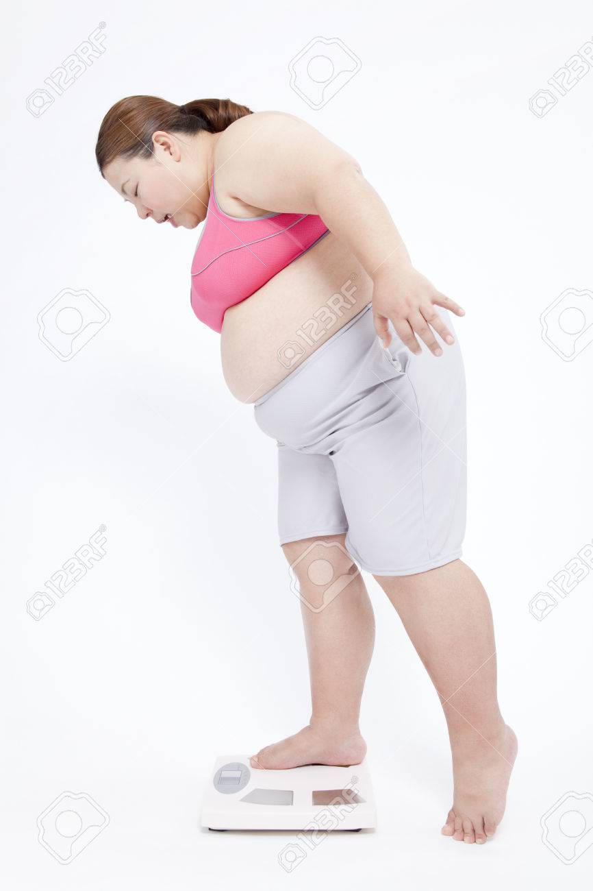 体重を測定するメタボ女 の写真素材 画像素材 Image