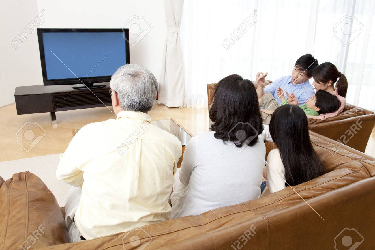 Of large families watch TV - 51157477 Of large families watch TV - 51157477